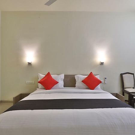Capital O 47284 Atithi Resort Bharuch Buitenkant foto