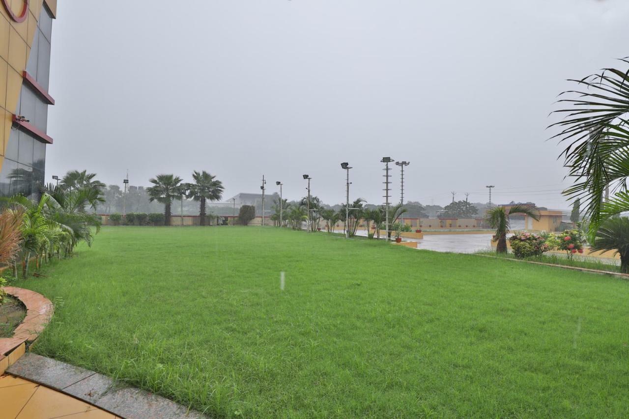 Capital O 47284 Atithi Resort Bharuch Buitenkant foto