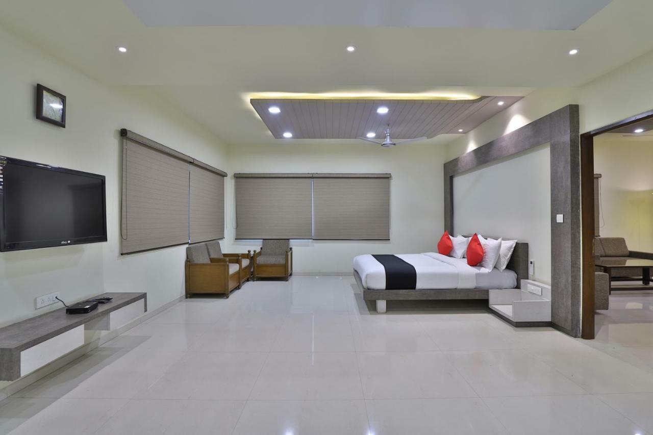 Capital O 47284 Atithi Resort Bharuch Buitenkant foto