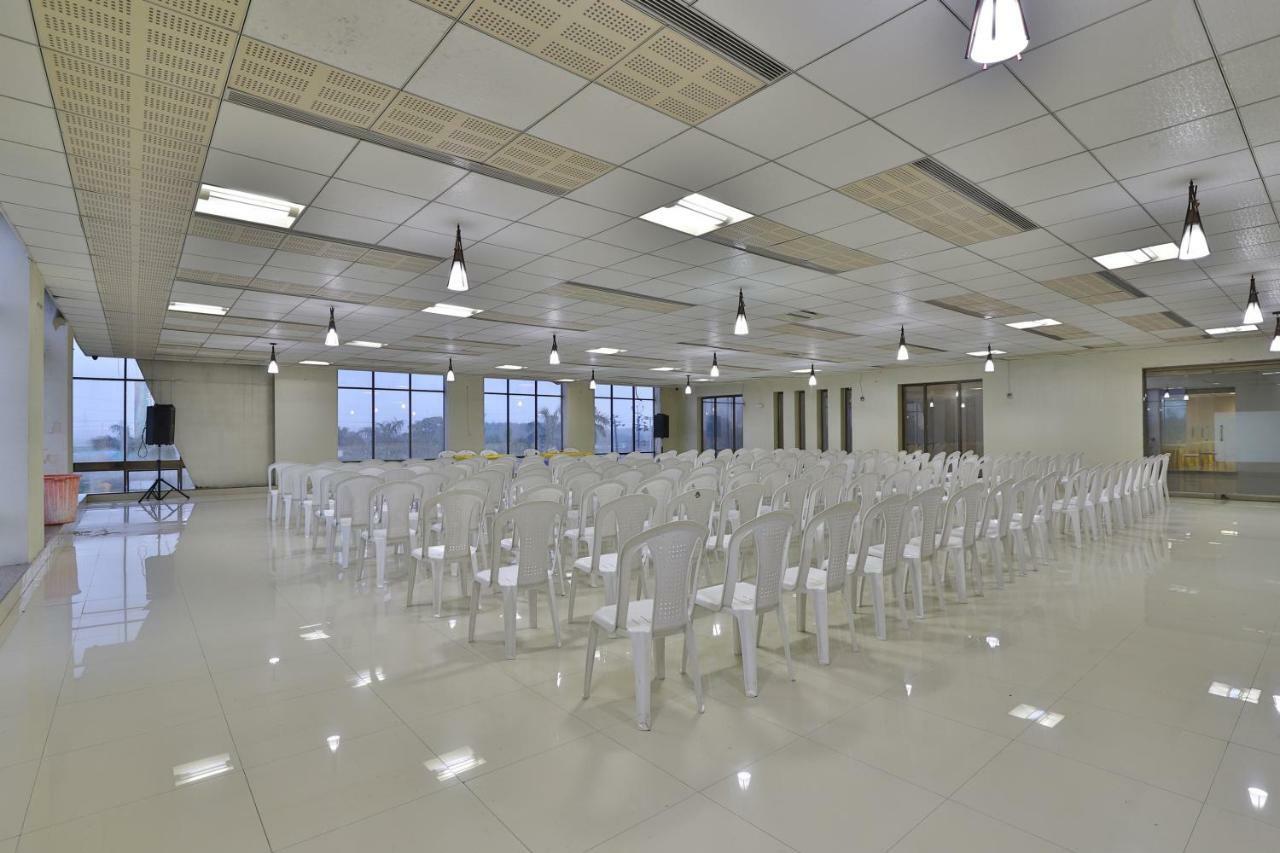Capital O 47284 Atithi Resort Bharuch Buitenkant foto