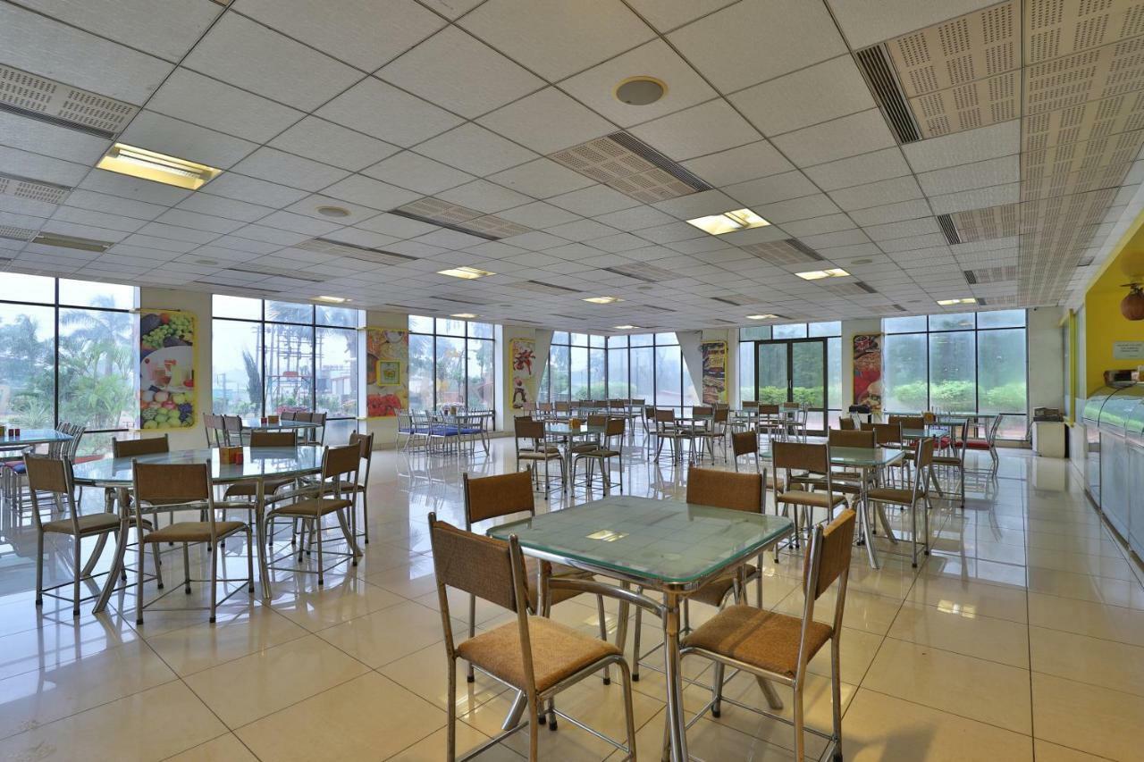 Capital O 47284 Atithi Resort Bharuch Buitenkant foto