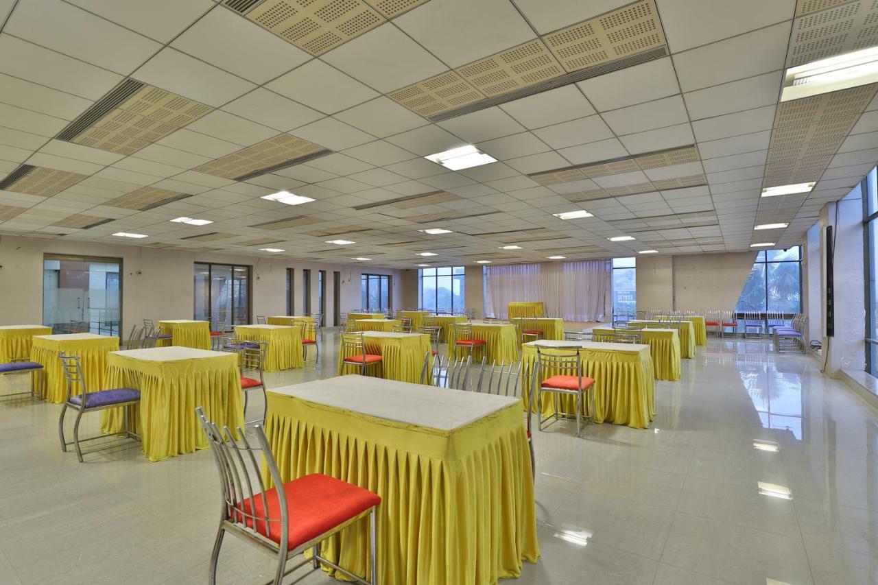 Capital O 47284 Atithi Resort Bharuch Buitenkant foto