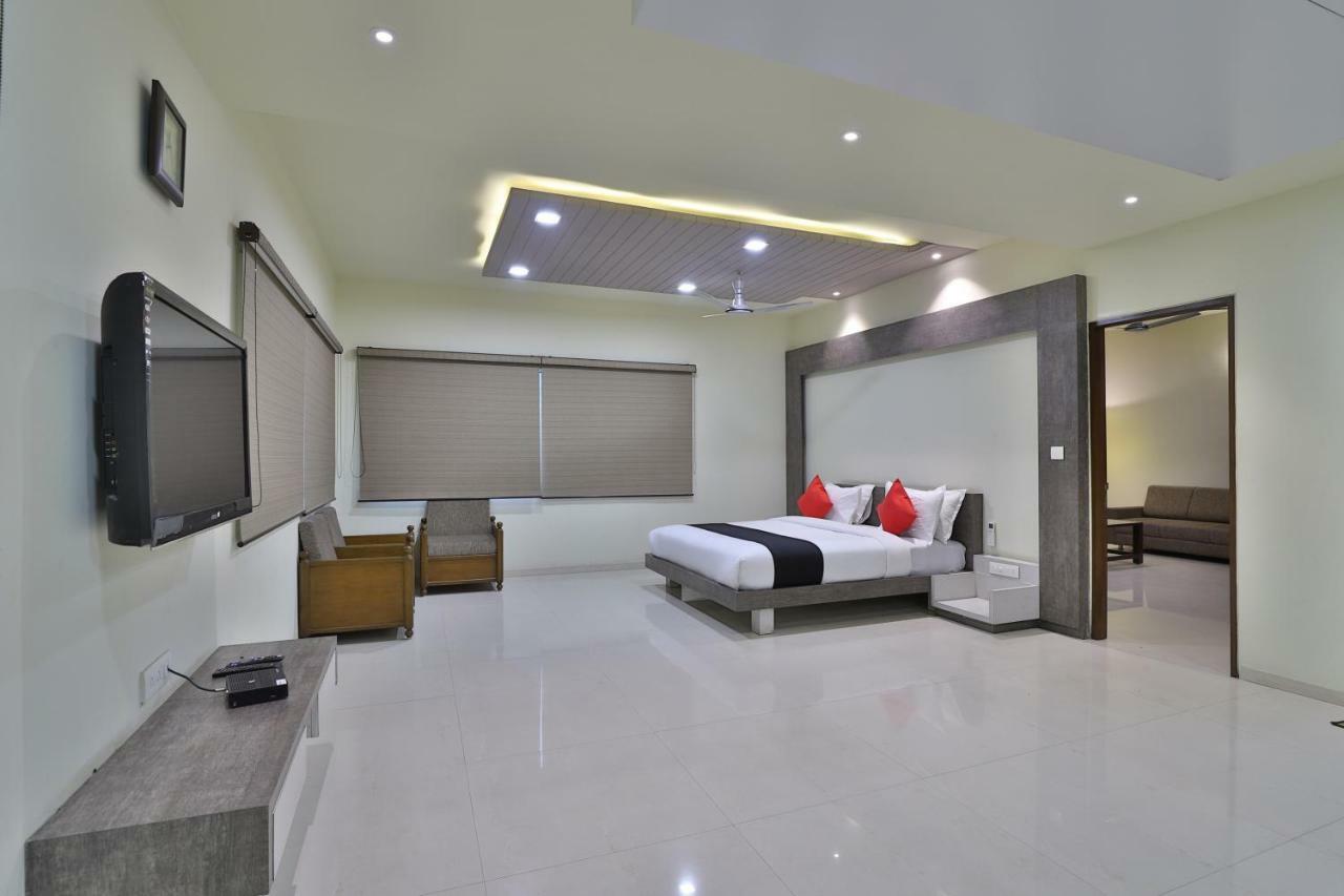 Capital O 47284 Atithi Resort Bharuch Buitenkant foto