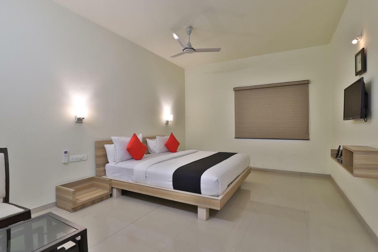 Capital O 47284 Atithi Resort Bharuch Buitenkant foto
