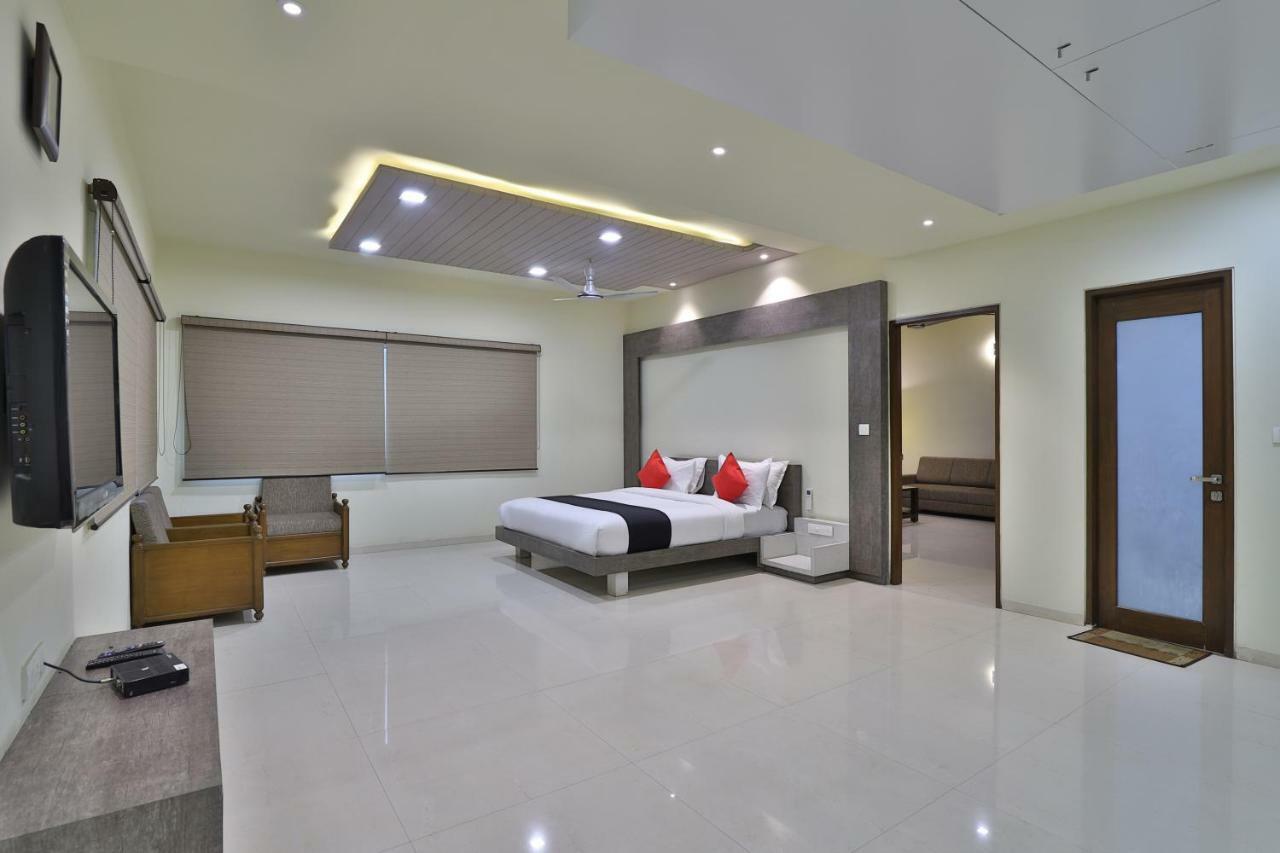 Capital O 47284 Atithi Resort Bharuch Buitenkant foto
